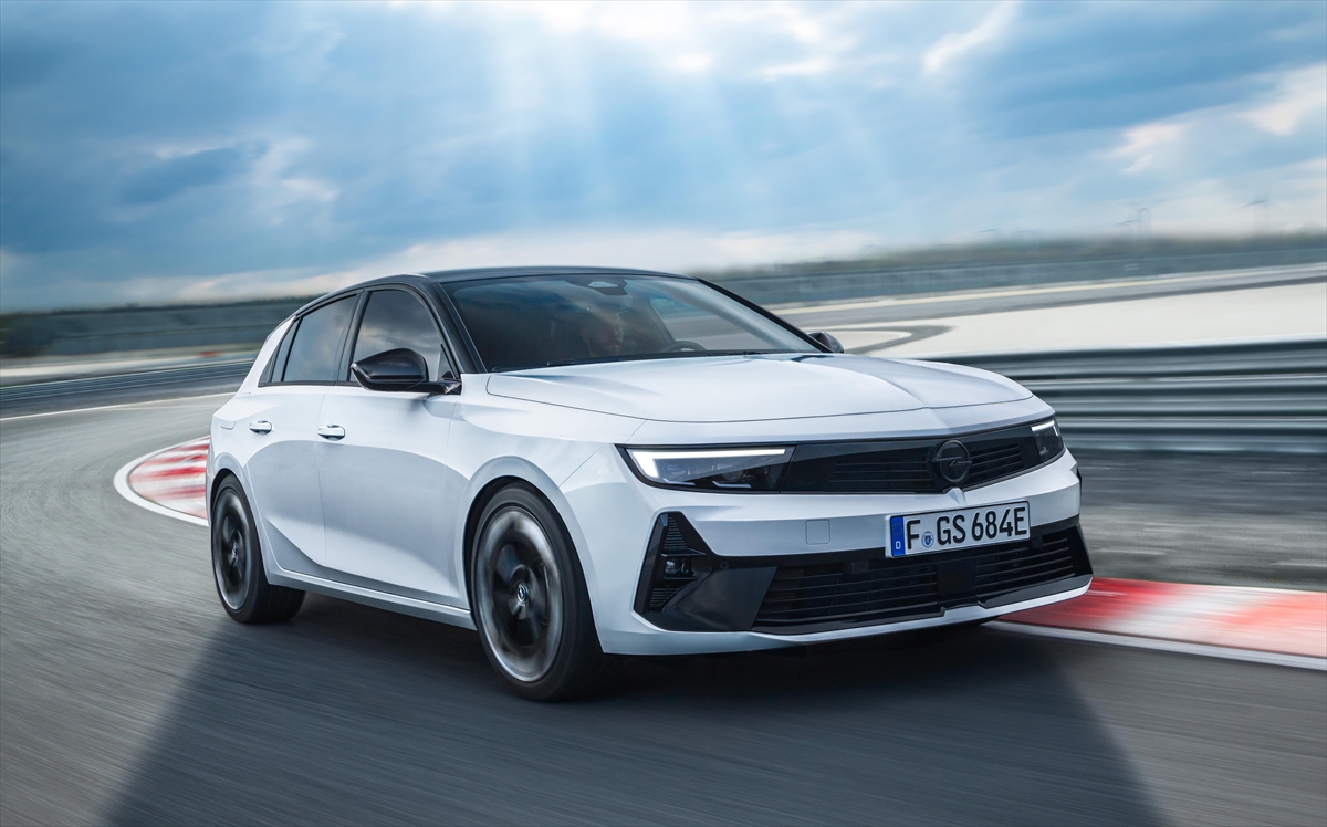 Opel'in sportif elektrikli modeli yeni Astra GSe, otomobilseverlerin karşısına çıkıyor