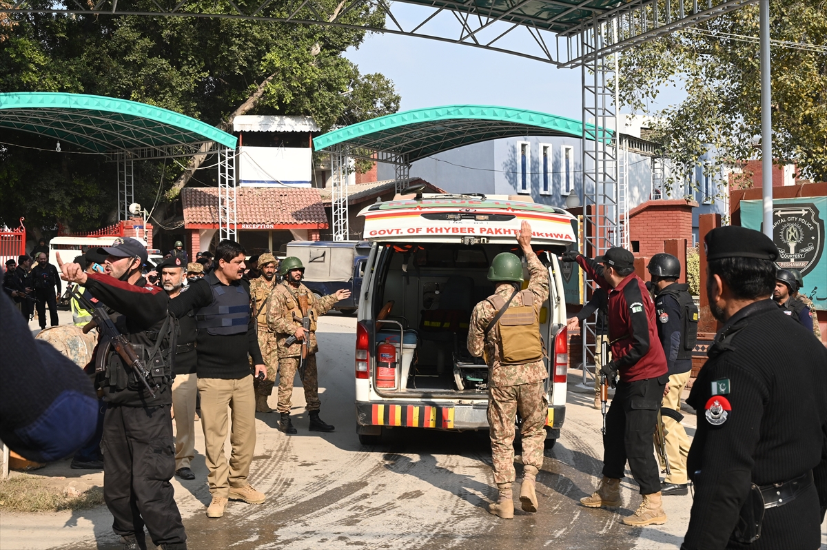 GÜNCELLEME 3 – Pakistan'da camiye düzenlenen intihar saldırısında 34 kişi öldü, 150 kişi yaralandı