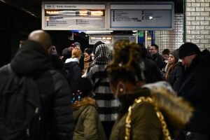 PARİS (AA) – Fransa'da emeklilik yaşını 64'e çıkartacak reforma karşı