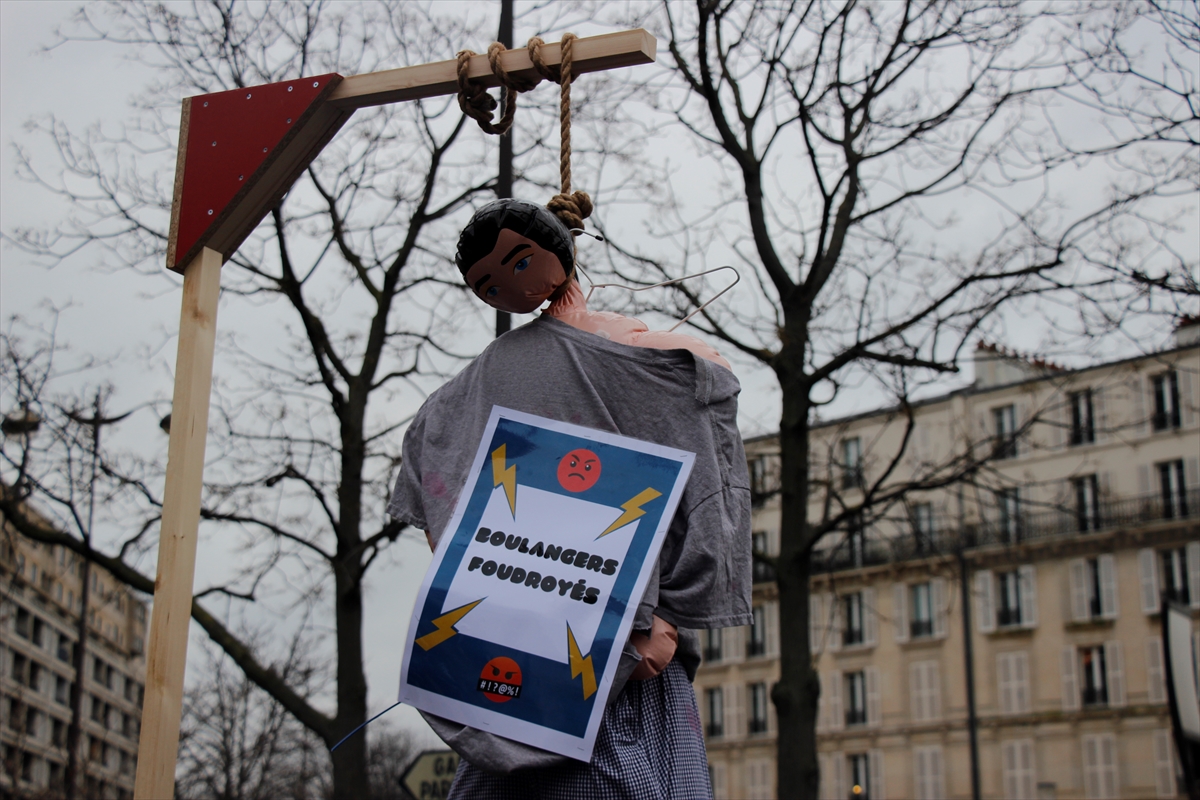 Paris'te fırıncılar yüksek enerji fiyatlarını ellerinde bagetlerle protesto etti