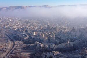 NEVŞEHİR (AA) – Nevşehir'in Göreme beldesini kaplayan sis bulutlarının çevrelediği