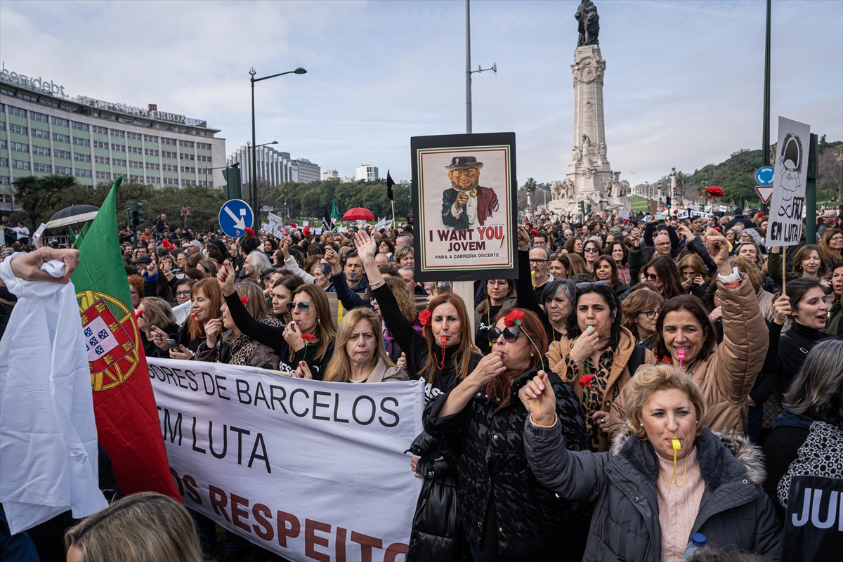 Portekiz'de grevde olan öğretmenler, Lizbon'da gösteri düzenledi