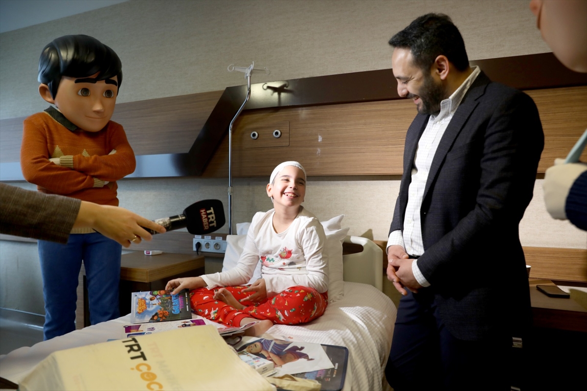 Rafadan Tayfa'nın karakterleri, distoni hastası Zeynep'i hastanede ziyaret etti