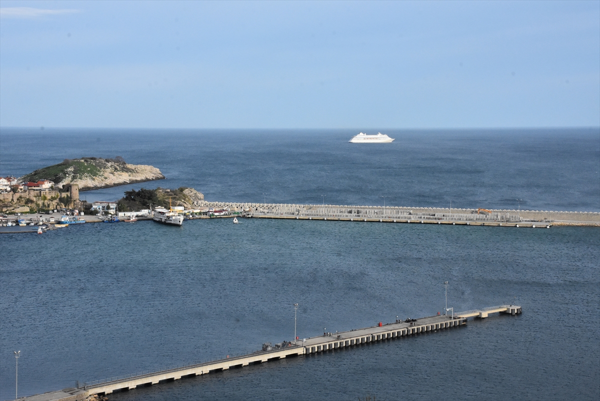 Rusya'dan Amasra'ya gelen yolcu gemisi, şiddetli rüzgar nedeniyle limana çarptı