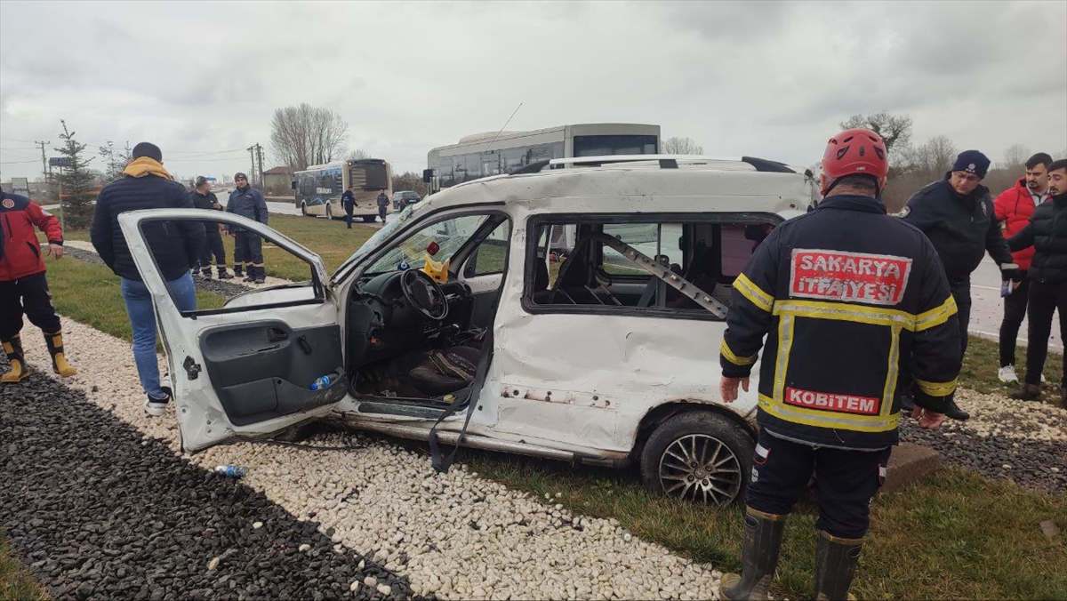 Sakarya'da test sürüşündeki otobüsle çarpışan hafif ticari aracın sürücüsü öldü