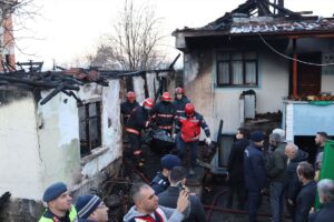 SAKARYA (AA) – Sakarya'nın Akyazı ilçesinde bir evde çıkan yangında