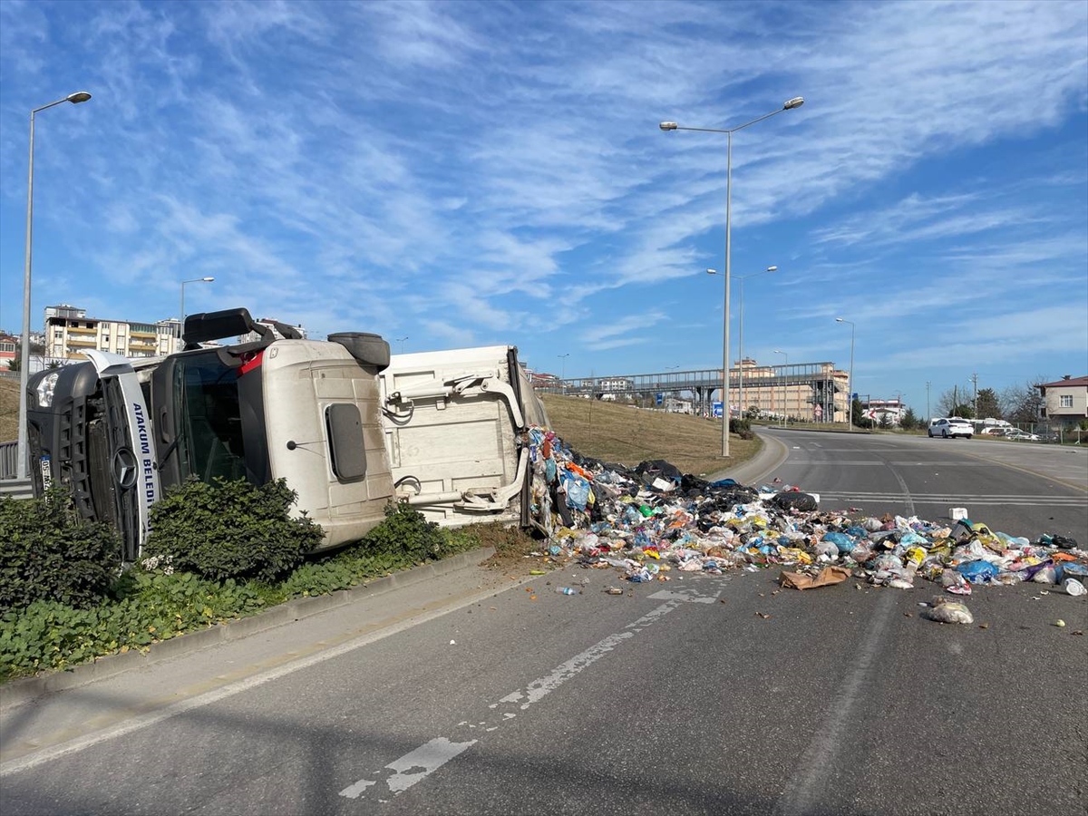Samsun'da devrilen çöp yüklü tır trafiği aksattı