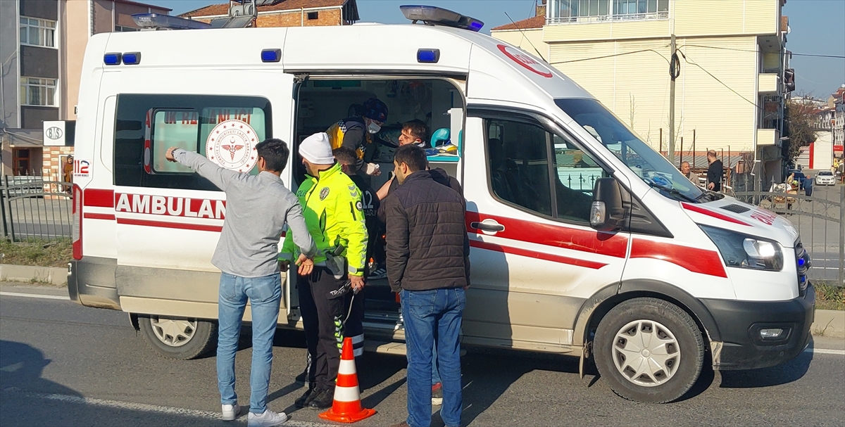 Samsun'da devrilen otomobildeki 2 kişi yaralandı