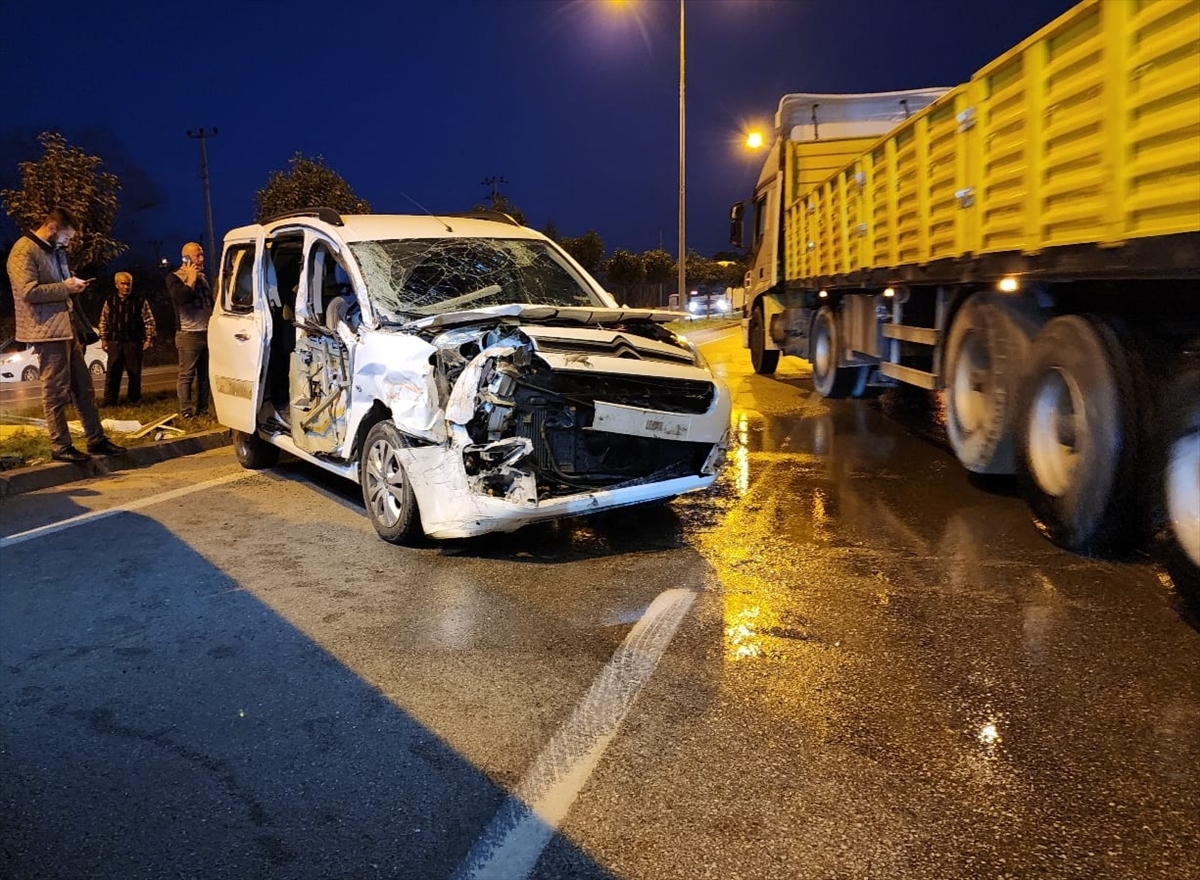 Samsun'da tıra çarpan hafif ticari araçtaki çift yaralandı