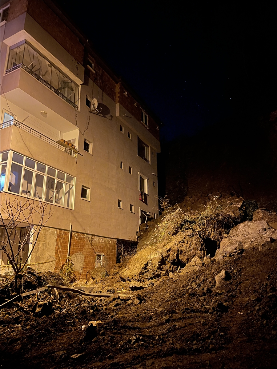 Samsun'un Tekkeköy ilçesinde toprak kayması sonucu bir bina zarar gördü