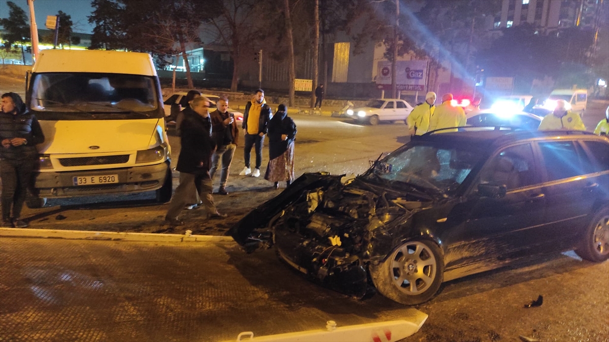 Şanlıurfa'da minibüs ile otomobilin çarpıştığı kazada 7 kişi yaralandı