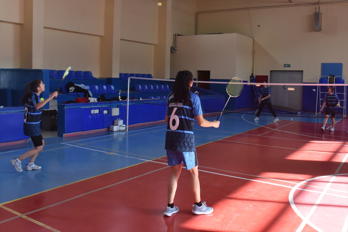 Sayıları her geçen gün artan Kars'ın badmintoncu kızları başarıya raket sallıyor