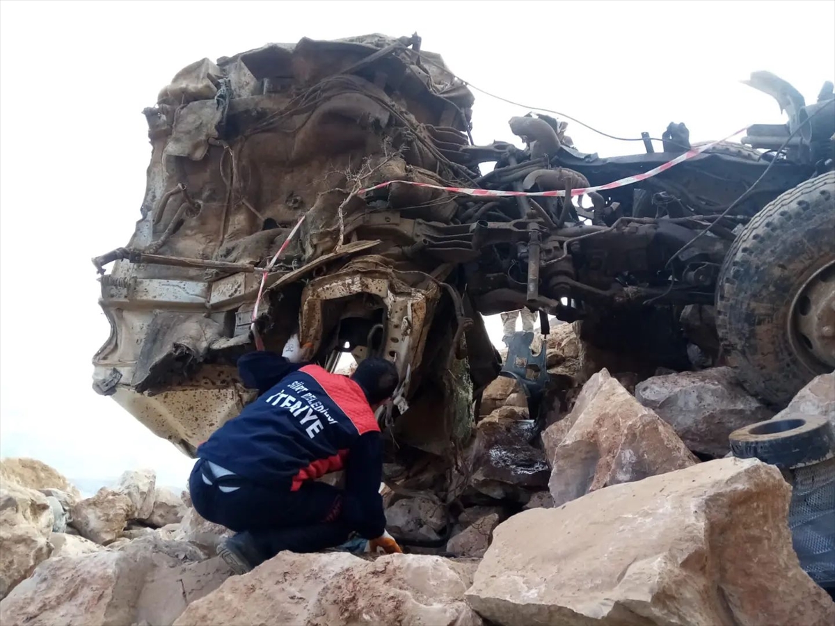 Siirt'te şarampole devrilen kamyonun sürücüsü öldü