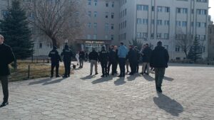 - Duruşma salonunda ve adliye önünde sanık ve maktul yakınları