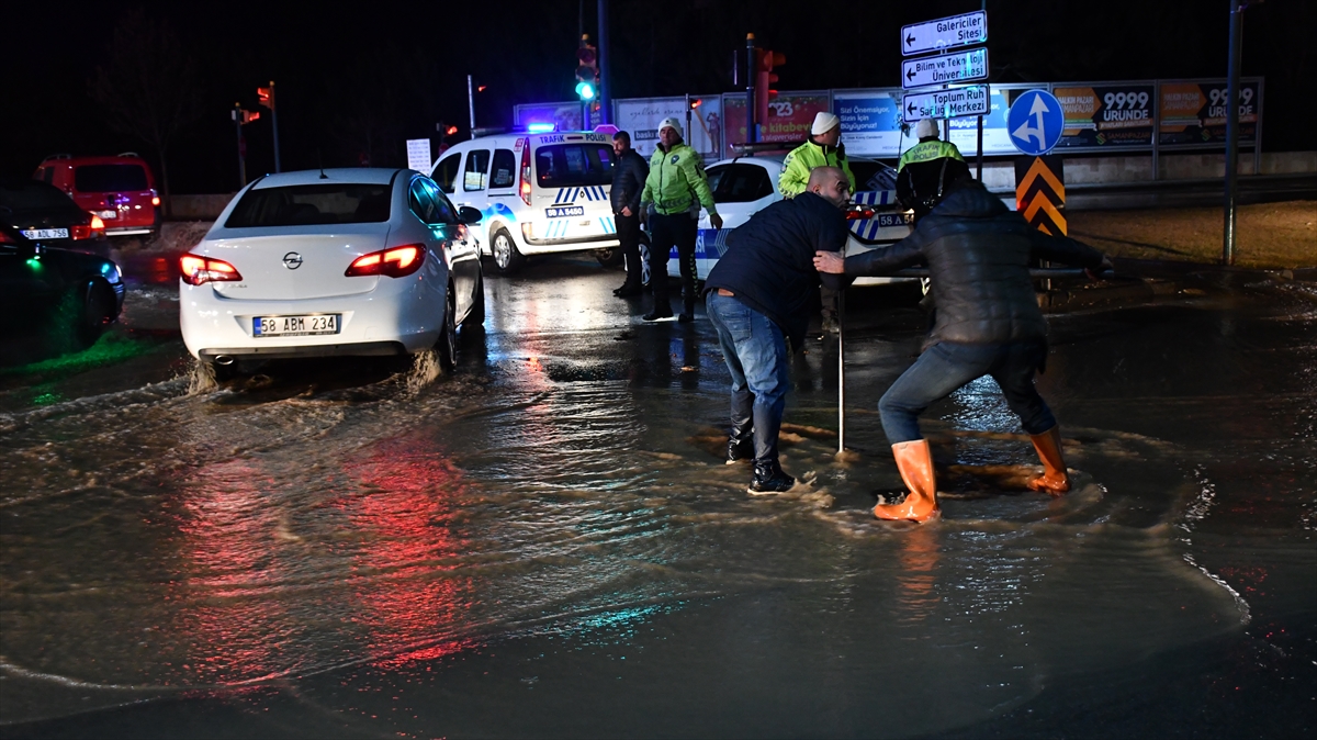 Sivas'ta içme suyu hattında patlama oldu, cadde ve sokakları su bastı