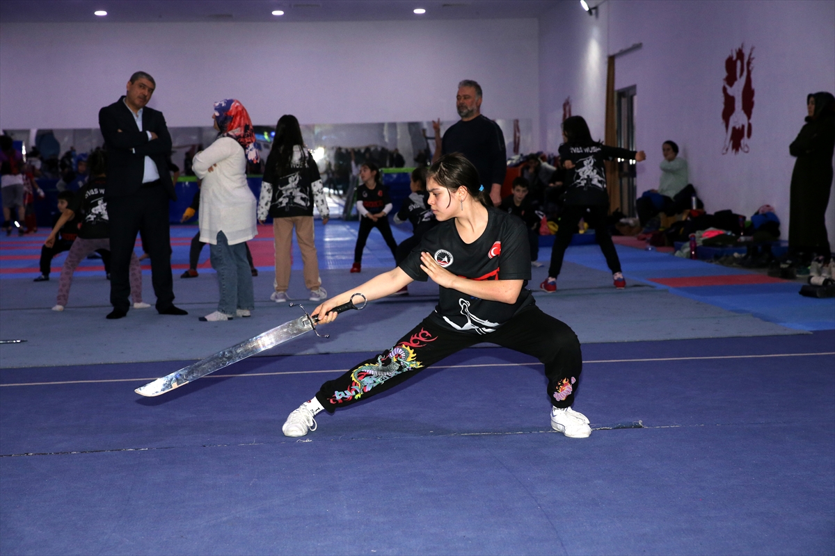 Sivas'ta şampiyon sporcuların anne ve babaları da wushu öğreniyor