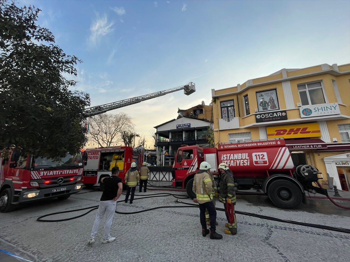Sultanahmet Meydanı'nda iş yerinin çatı katında çıkan yangın söndürüldü