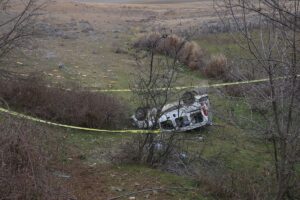 TOKAT (AA) – Tokat'ın Almus ilçesinde hafif ticari aracın uçuruma