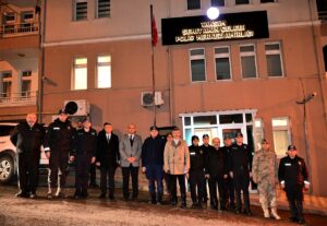 TRABZON (AA) – Trabzon Valisi İsmail Ustaoğlu, görev başındaki itfaiye,