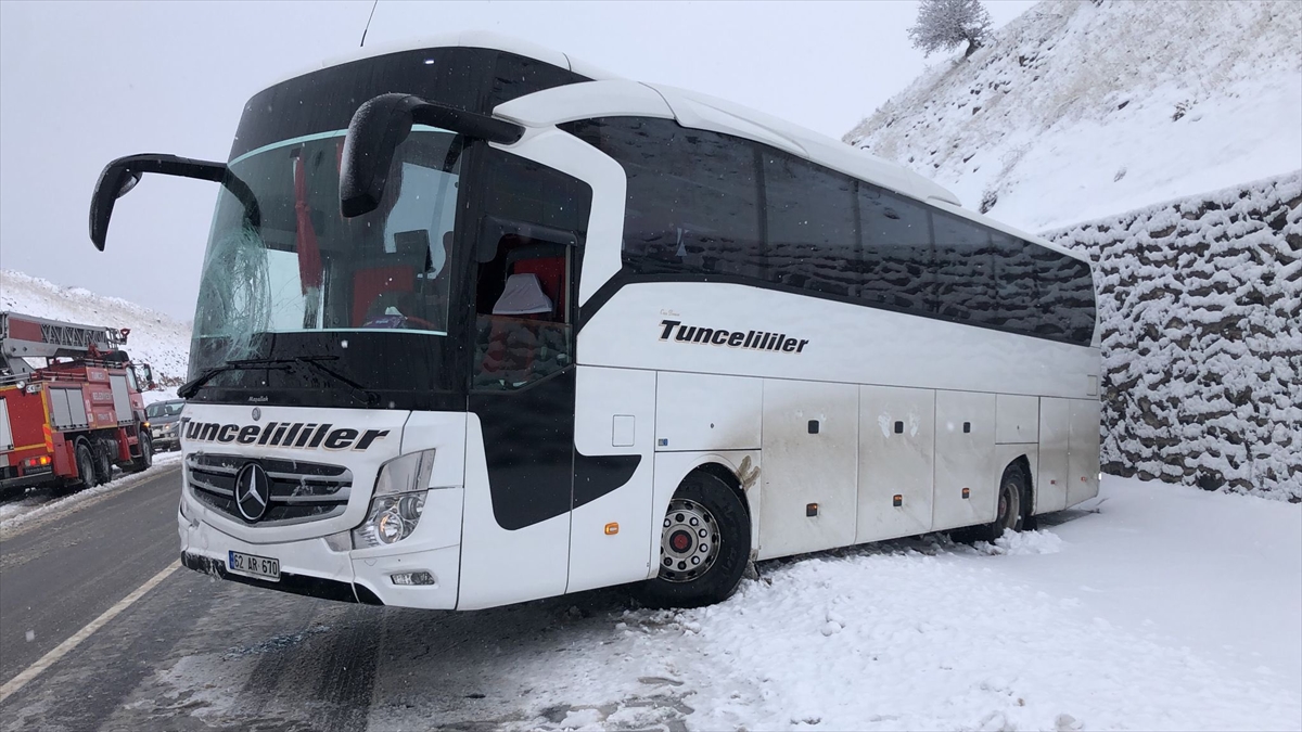 Tunceli'de buzlu yolda kayan yolcu otobüsü tabelaya çarptı