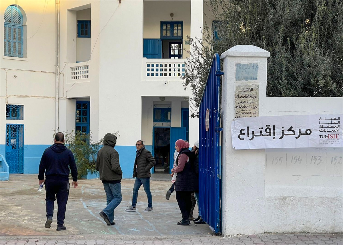 Tunus’ta erken genel seçimlerin ikinci turunda oy verme işlemi başladı