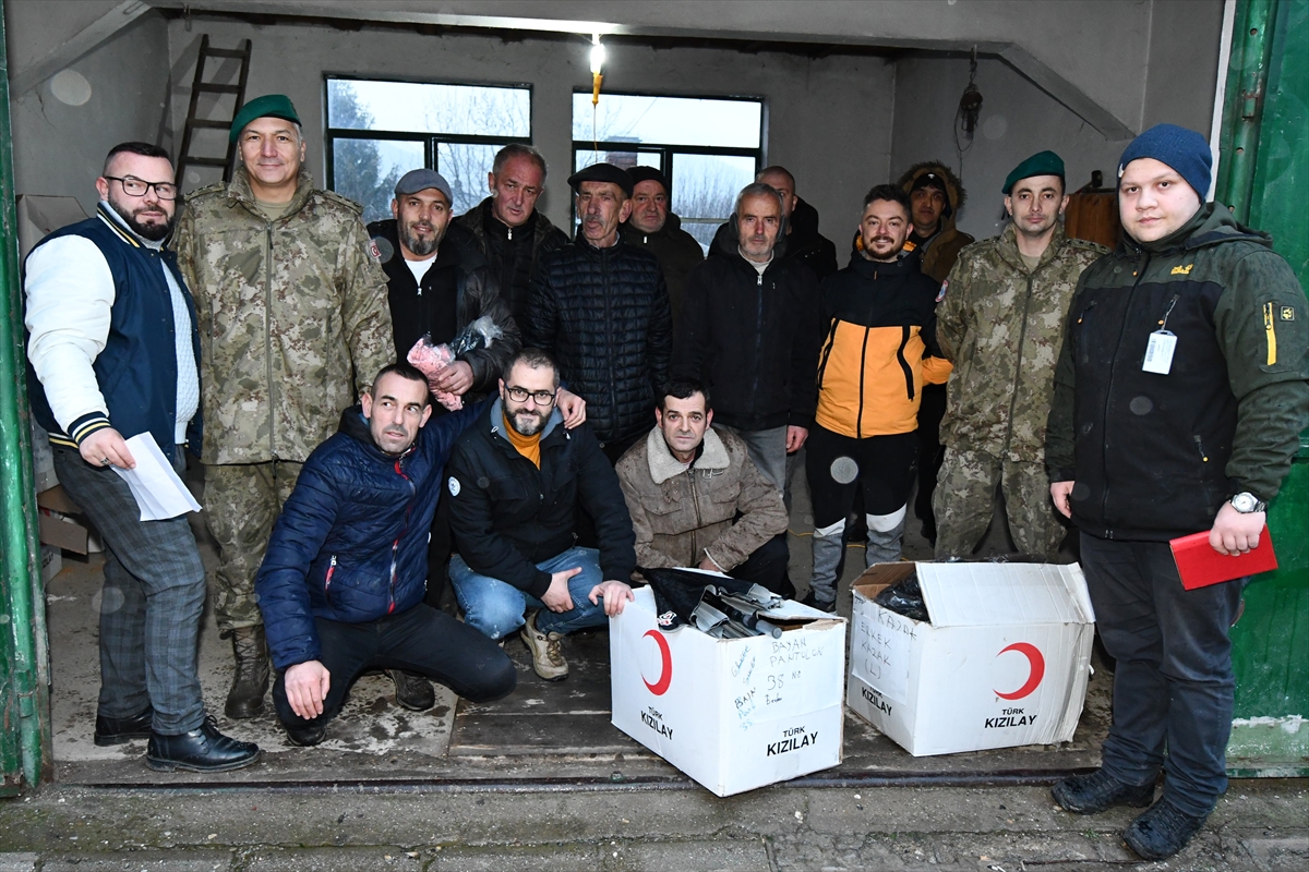 Türk askeri Kosova'da selden etkilenen ihtiyaç sahiplerine giysi yardımı yaptı