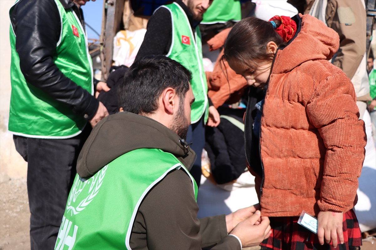 Türkiye’den gönüllüler Suriye’de 6 bin 255 çocuğa mont ulaştırdı