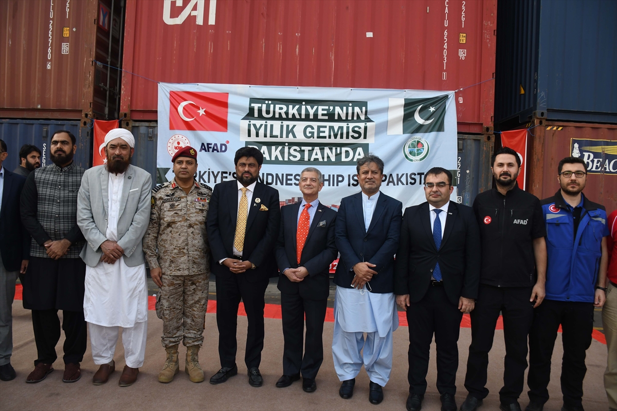 Türkiye'nin Pakistan'daki selzedelere gönderdiği ilk iyilik gemisi Karaçi'ye ulaştı