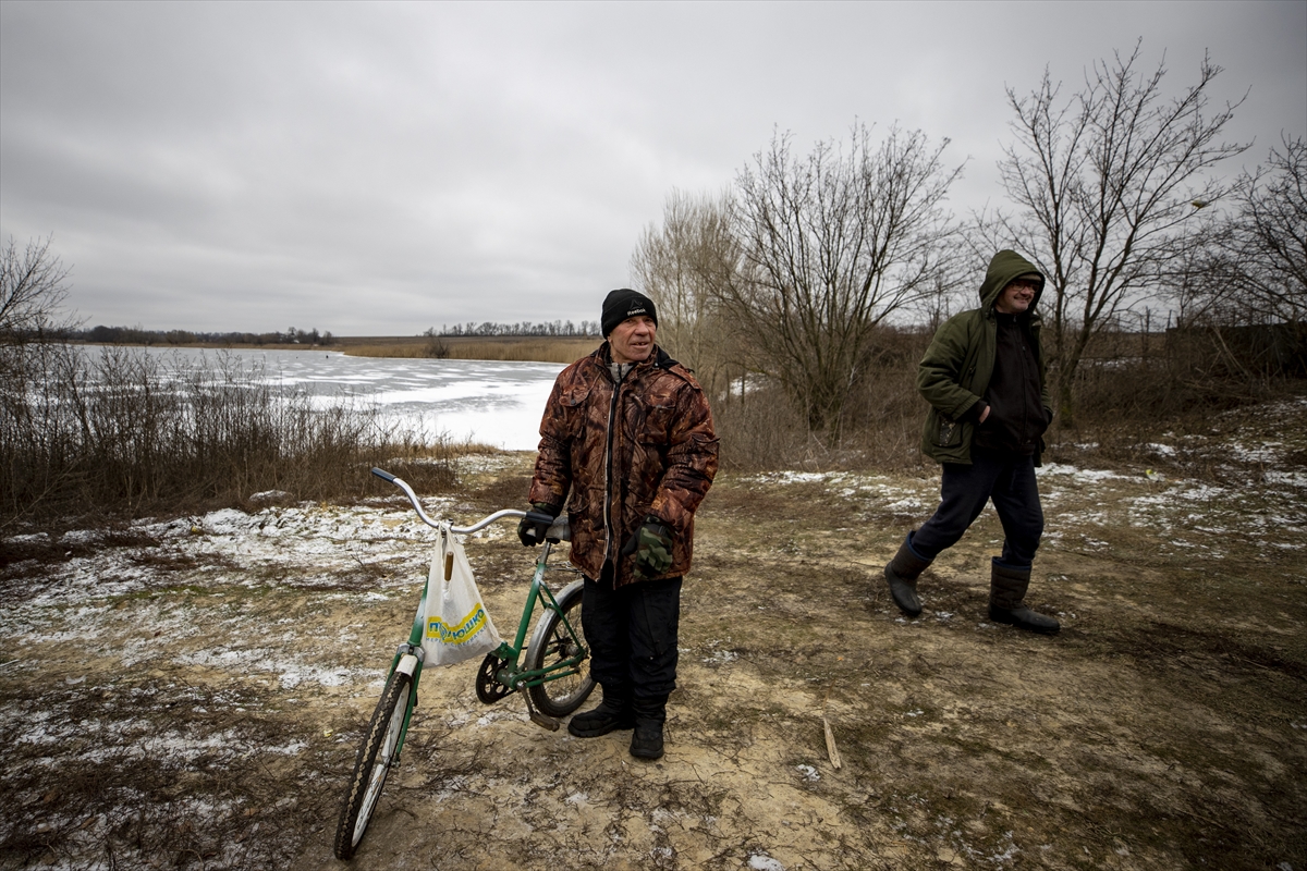 Ukrayna'da Harkiv bölgesi sakinleri buzla kaplı gölde balık tutarak savaşın stresini atmaya çalışıyor