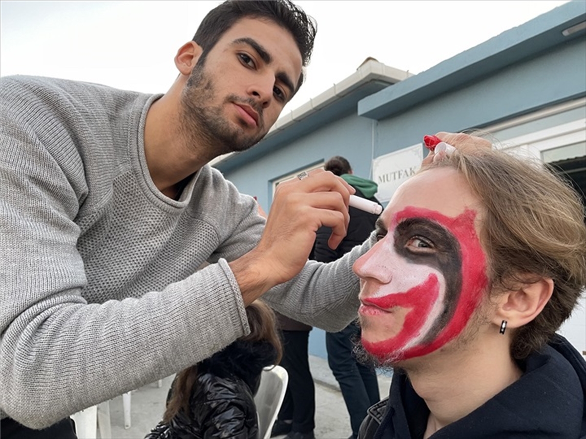 Üniversite öğrencileri “Koleda” etkinliğinde katılımcılara korkutucu makyajlar yaptı