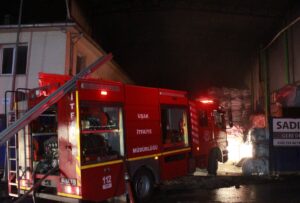 UŞAK (AA) – Uşak'ta bir geri dönüşüm fabrikasında çıkan yangın