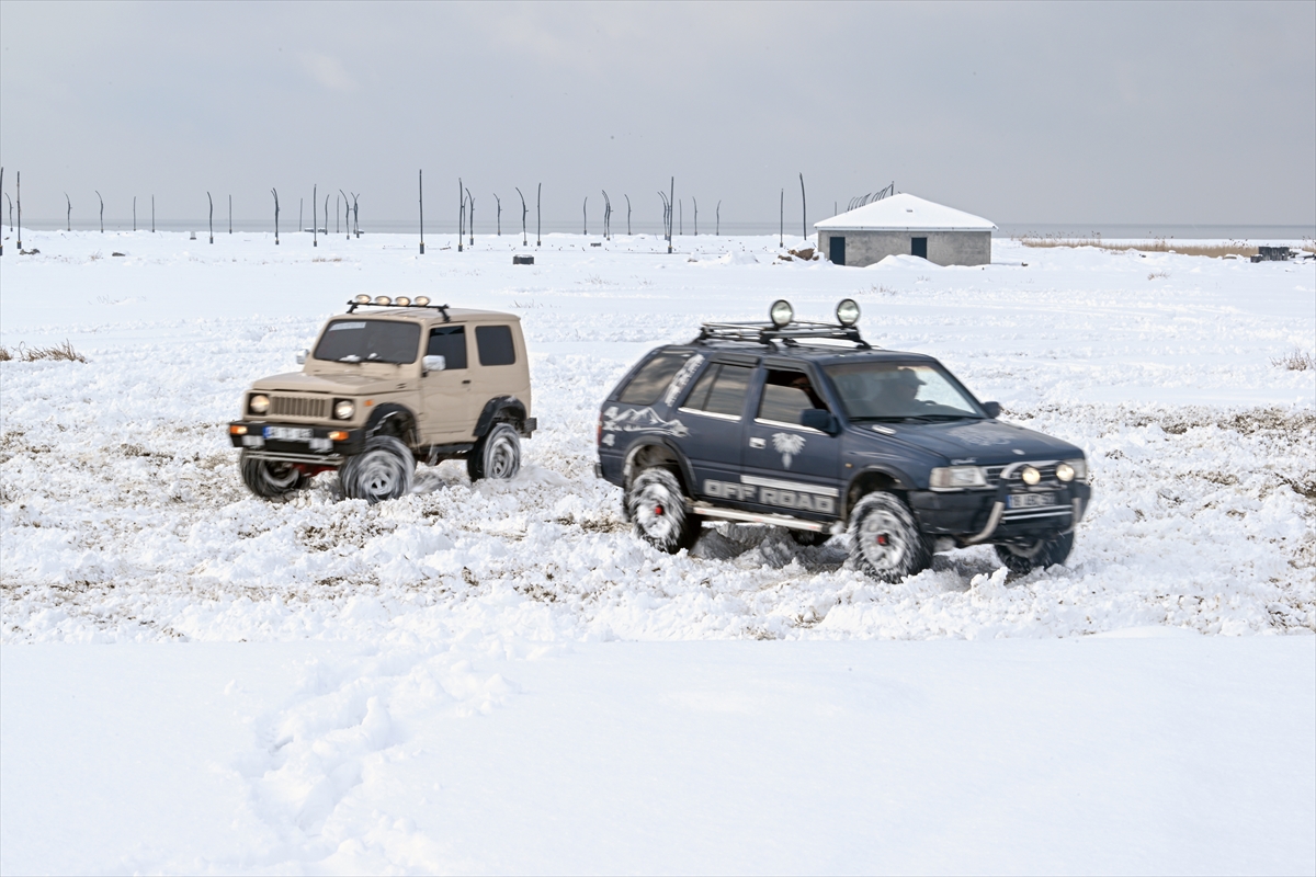 Van'da adrenalin tutkunları karlı arazide off-road yaptı