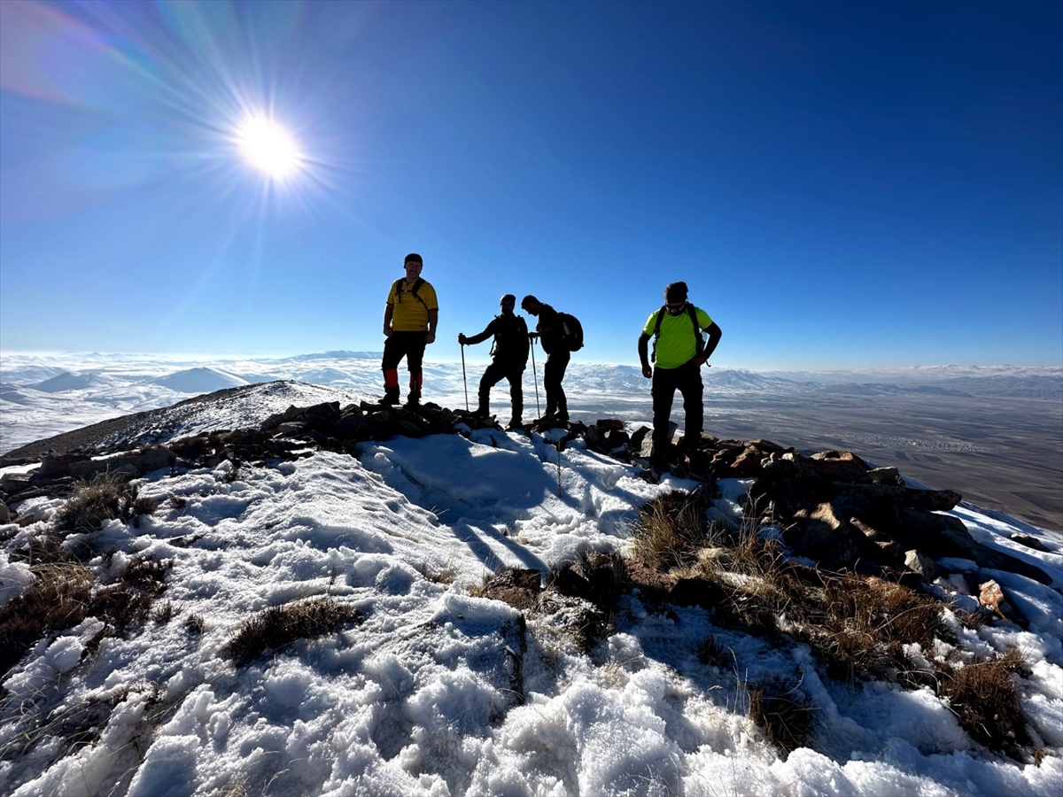 Van'da dağcılar 2 bin 733 rakımlı Alikelle Dağı'na tırmandı