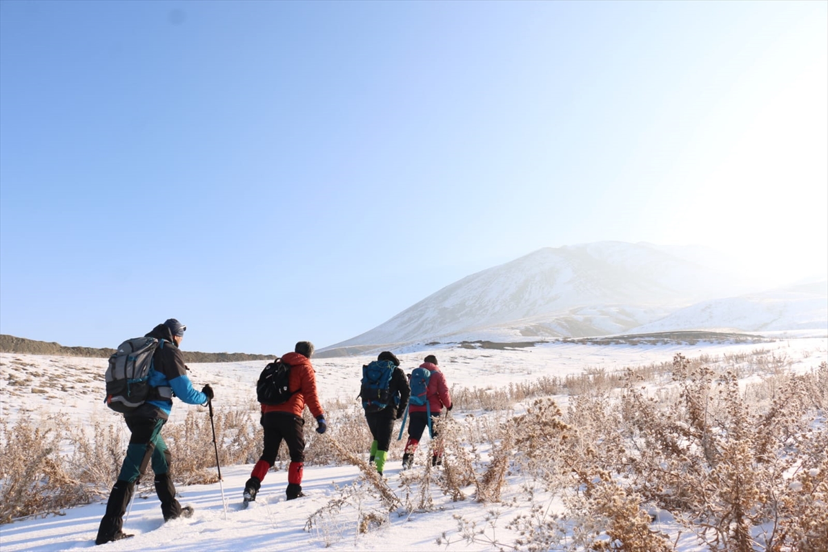 Van'da dağcılar 2 bin 800 rakımlı Hayal Dağı'na tırmandı