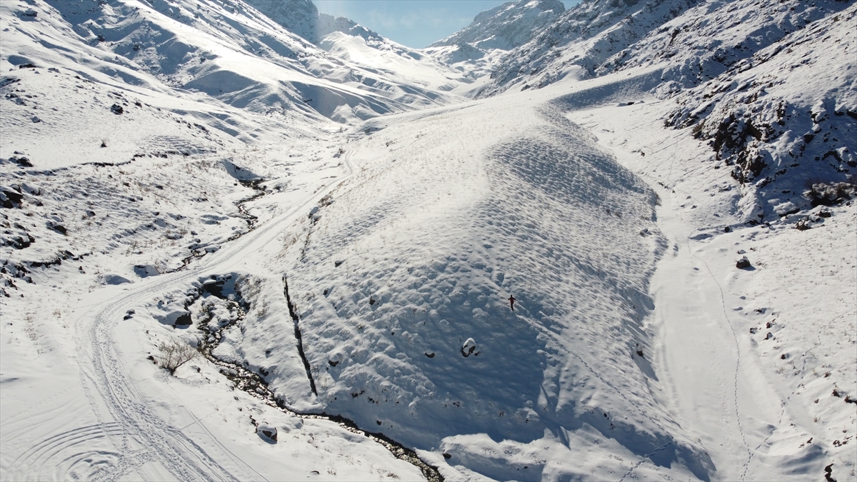 Van'da dağcılar, Erek Dağı'nda buz tutan Sütun Şelalesi'ni inceledi