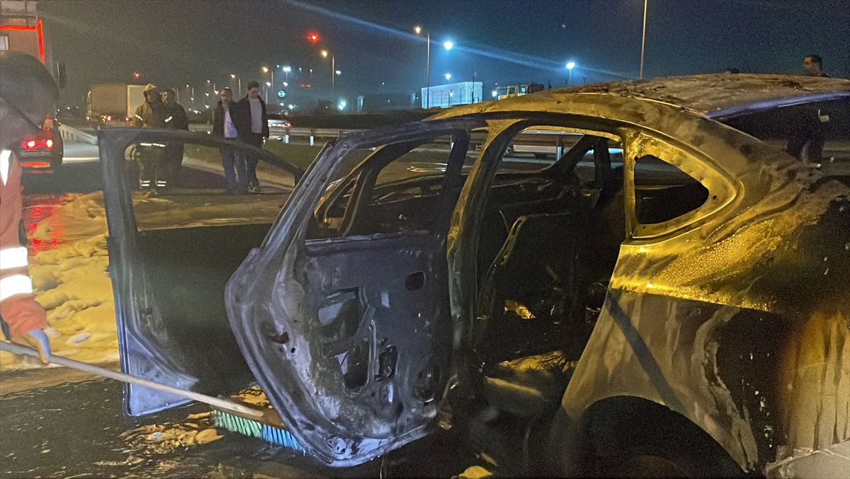 Yeni alınan otomobil TEM Otoyolu'nda seyir halindeyken yandı