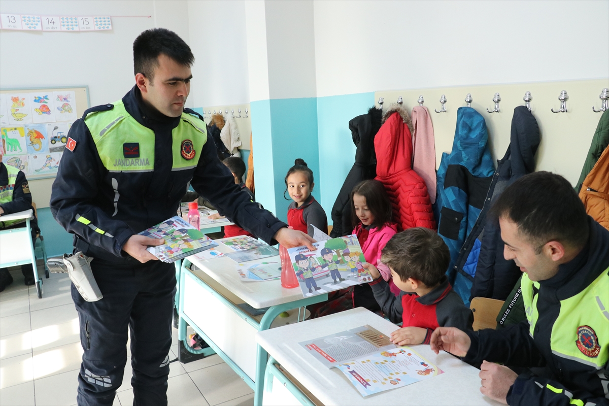 Yozgat'ta ilkokul birinci sınıf öğrencileri her harfi bir etkinlikle öğreniyor