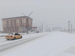 HAKKARİ (AA) – Hakkari'nin Yüksekova ilçesinde, kar ulaşımı yavaşlatıyor. Sabah