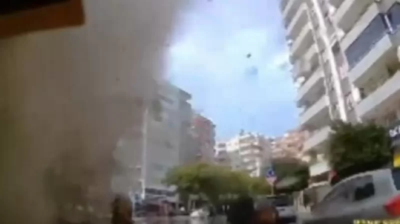 Adana Çukurova ilçesindeki bir bina depremde böyle yıkıldı…