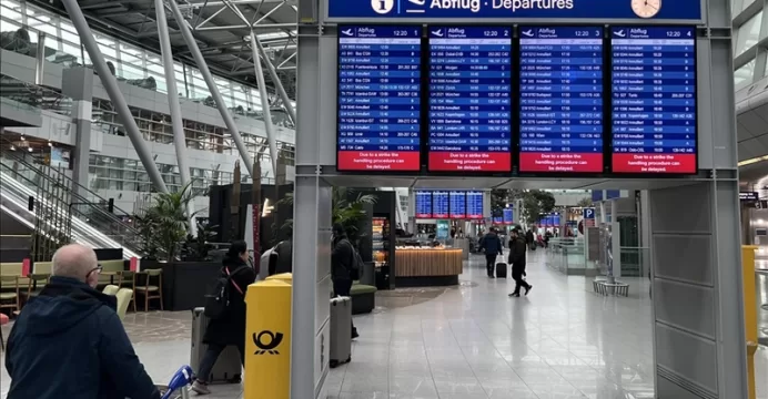 Alman havalimanlarındaki uyarı grevi ulaşımı felç etti