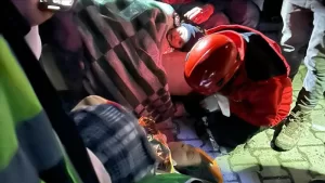 5 yaşındaki Hazal ile annesi Betül Güner kurtarıldı. Aynı enkazda