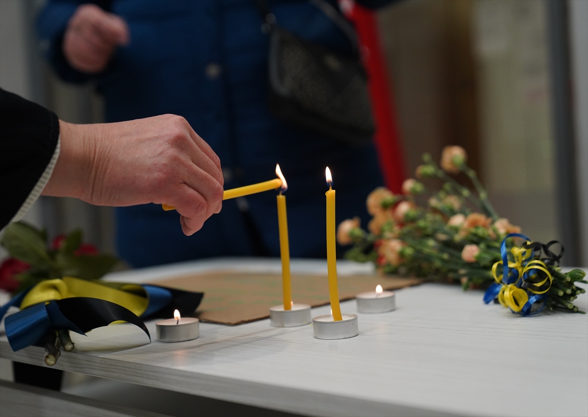 ABD’de 2 Ukraynalı kadın depremde ölenler için New York'taki Türkevi’ne çiçek bıraktı
