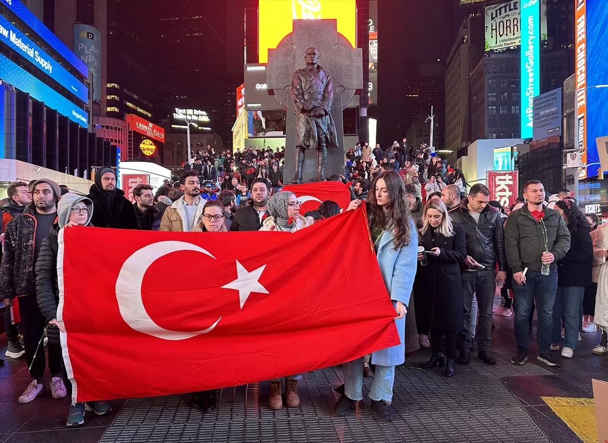 ABD'de New York Times Meydanı'nda Türkiye'deki depremlerde hayatını kaybedenler anıldı