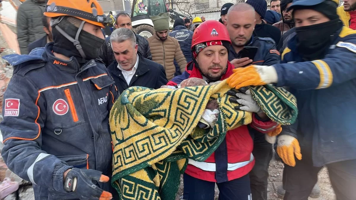 Adıyaman'da 1'i bebek 2 kardeş enkazdan 58 saat sonra kurtarıldı