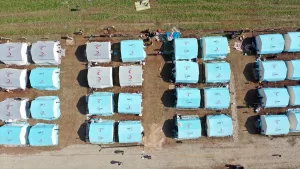 - Büyük kazanlarda pişirilen yemekler, araçlarla çadır kentlere taşınarak vatandaşlara