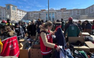 - Kentte arama kurtarma çalışmalarının yanı sıra depremzedelerin temel ihtiyaçlarının