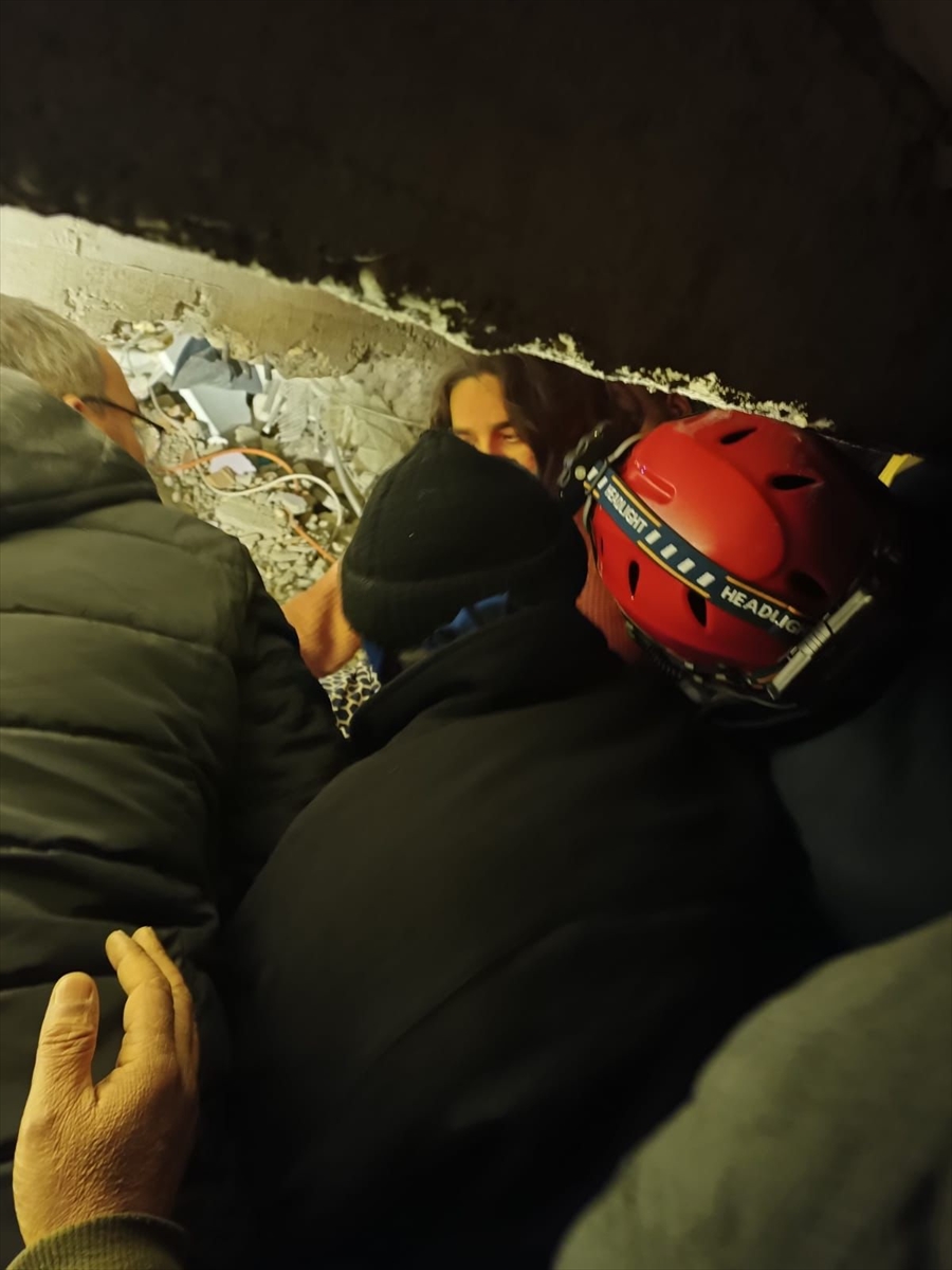 Adıyaman'da enkaz altında kalan kadın Taşköprü Belediyesi ekibince kurtarıldı