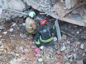 KOCAELİ (AA) – Adıyaman'ın Besni ilçesinde depremde yıkılan binanın enkazında