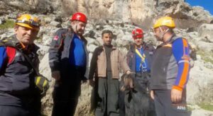 ADIYAMAN (AA) – Adıyaman'ın Besni ilçesinde kayalıklarda mahsur kalan keçi,