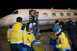 - Cumhurbaşkanlığına ait uçakla getirilen yaralılar, ambulanslarla Bilkent Şehir Hastanesi'ne